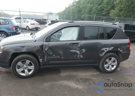 2017 Jeep Compass Latitude 4X4 z USA, uszkodzony, nr VIN 1C4NJDEB1HD204413